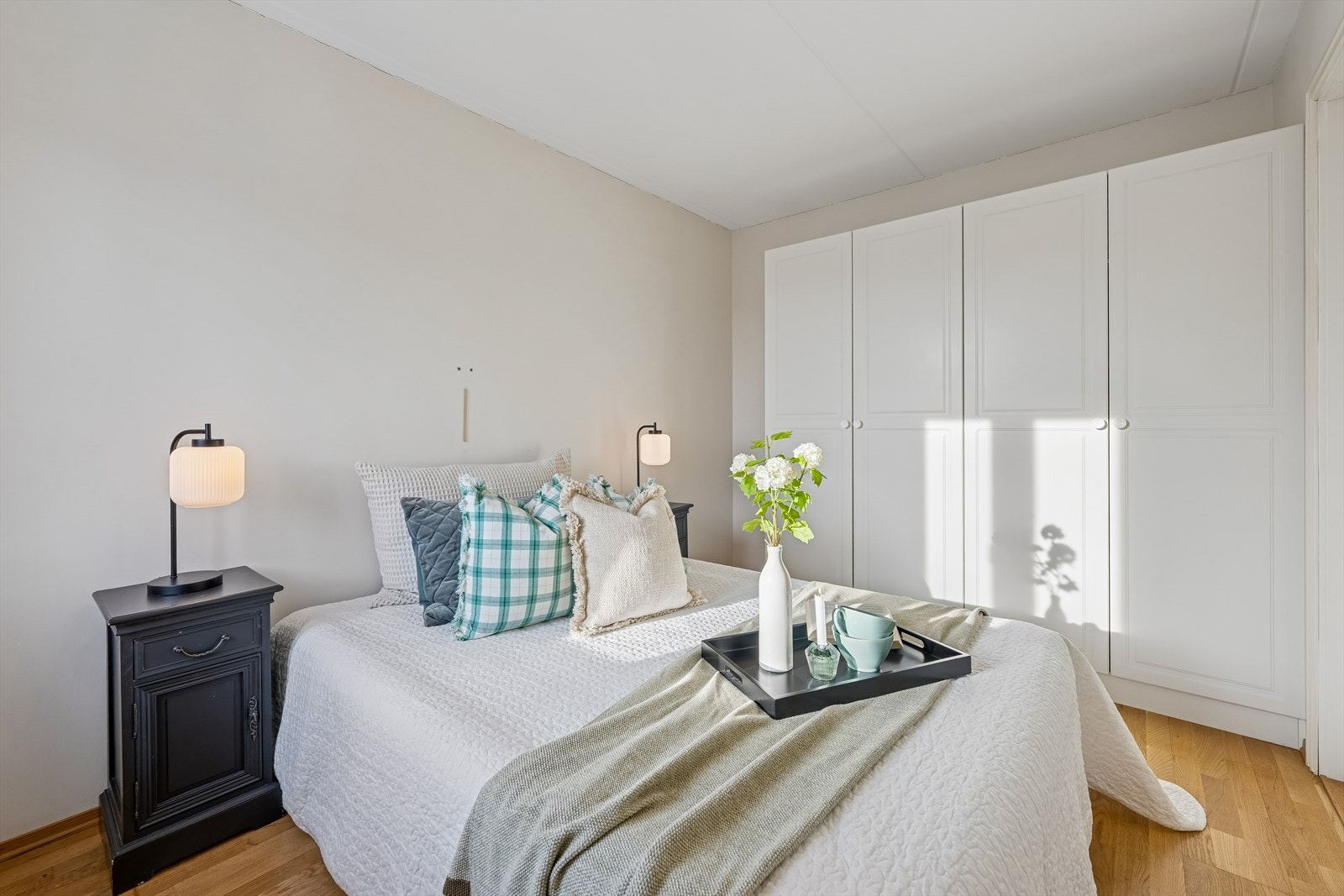 Soverom 1 med garderobeskap. Galleribilde