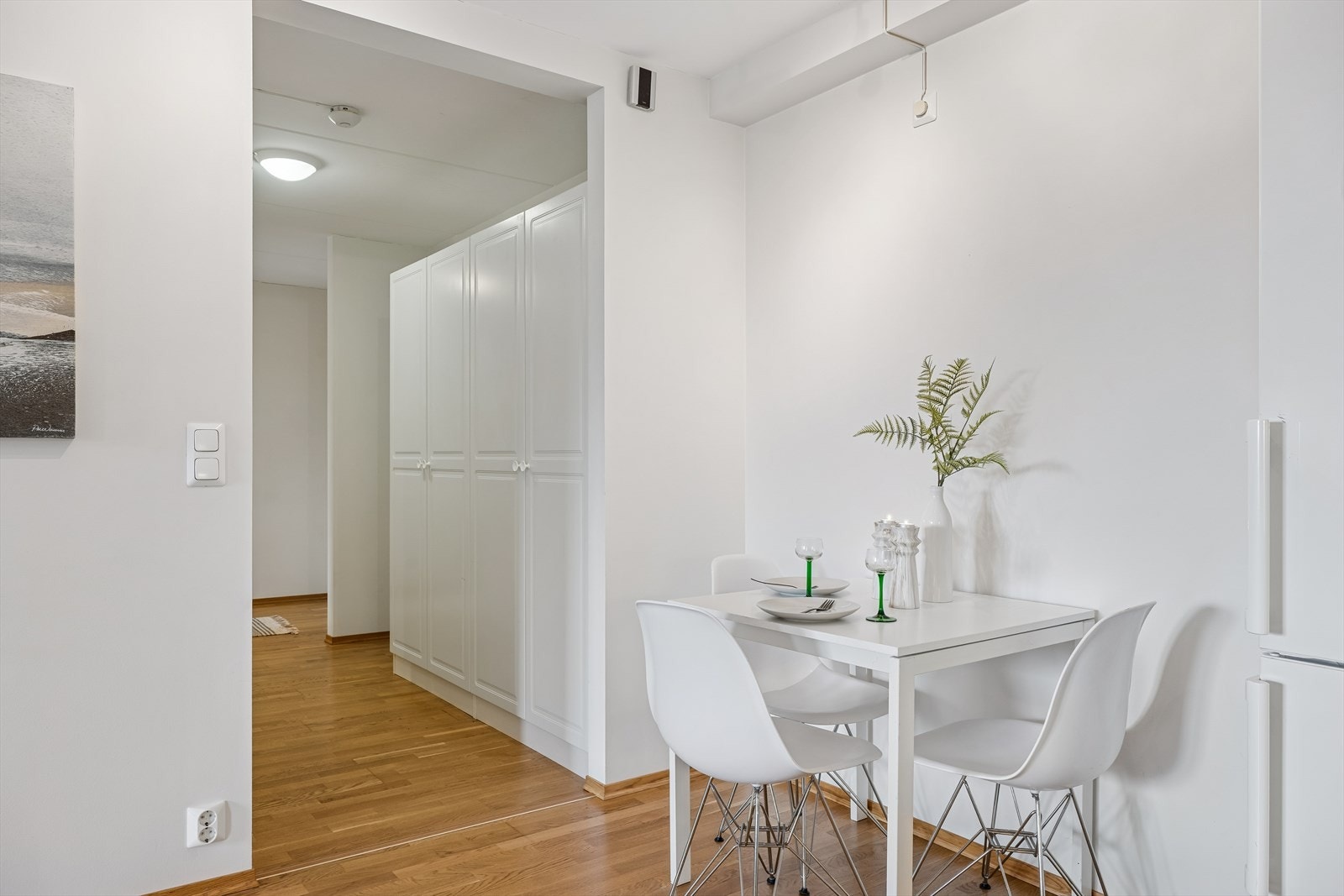 Kjøkken/gang med spiseplass og garderobeskap. Galleribilde