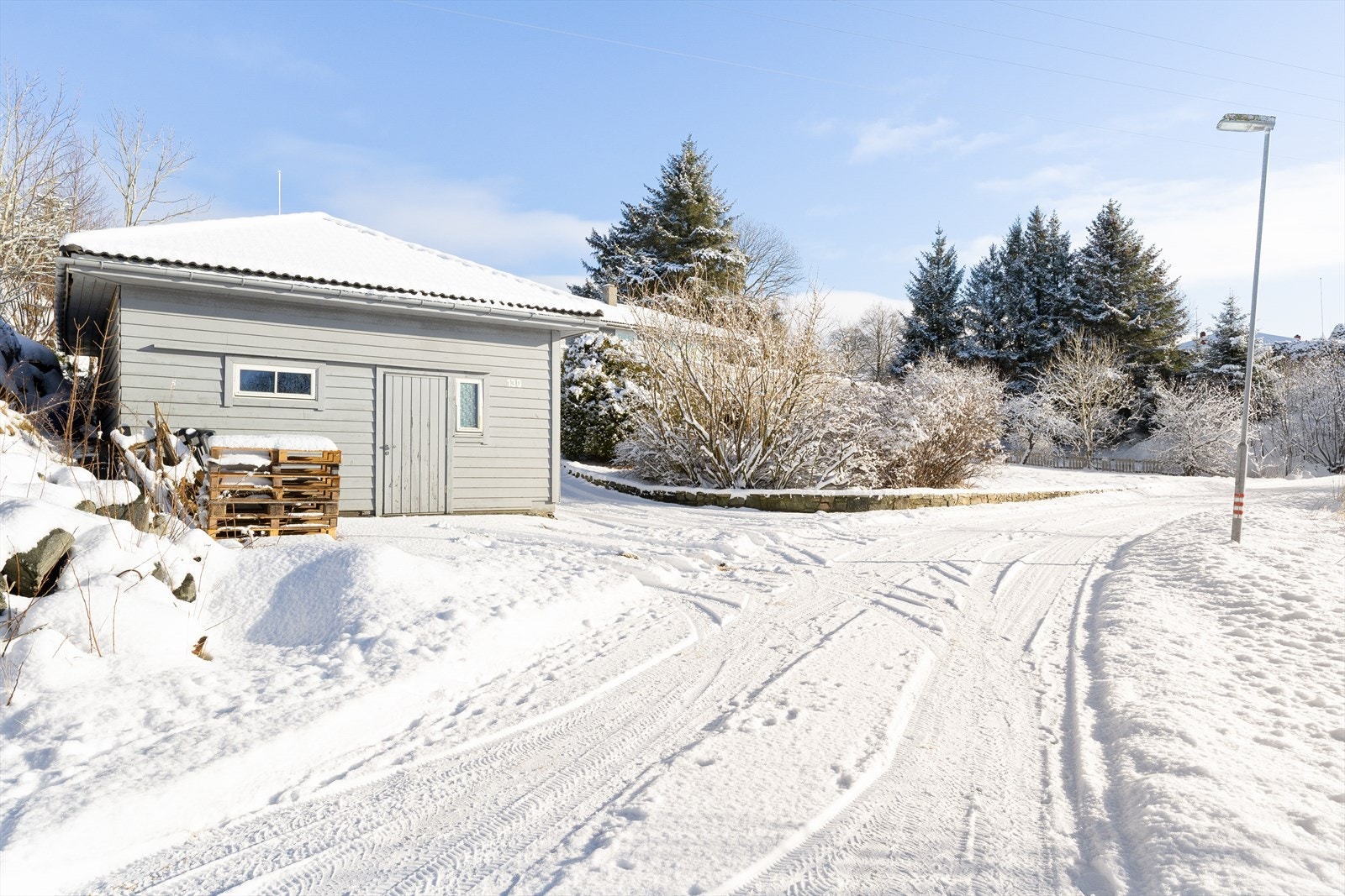 Bygget ble oppført som garasje i 1995 og er i senere tid omdisponert til bod. Galleribilde