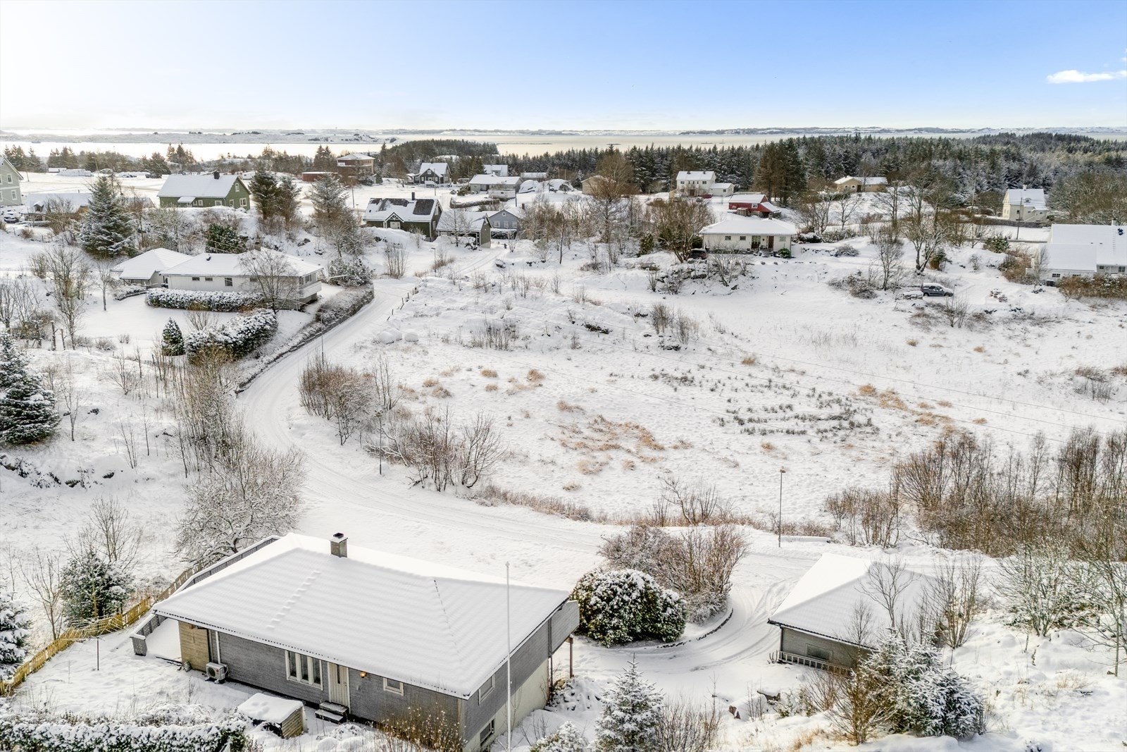 Boligen holder eldre standard og oppgraderinger må påregnes, men her ligger et solid potensial for å skape en innholdsrik familiebolig etter egne ønsker. Galleribilde