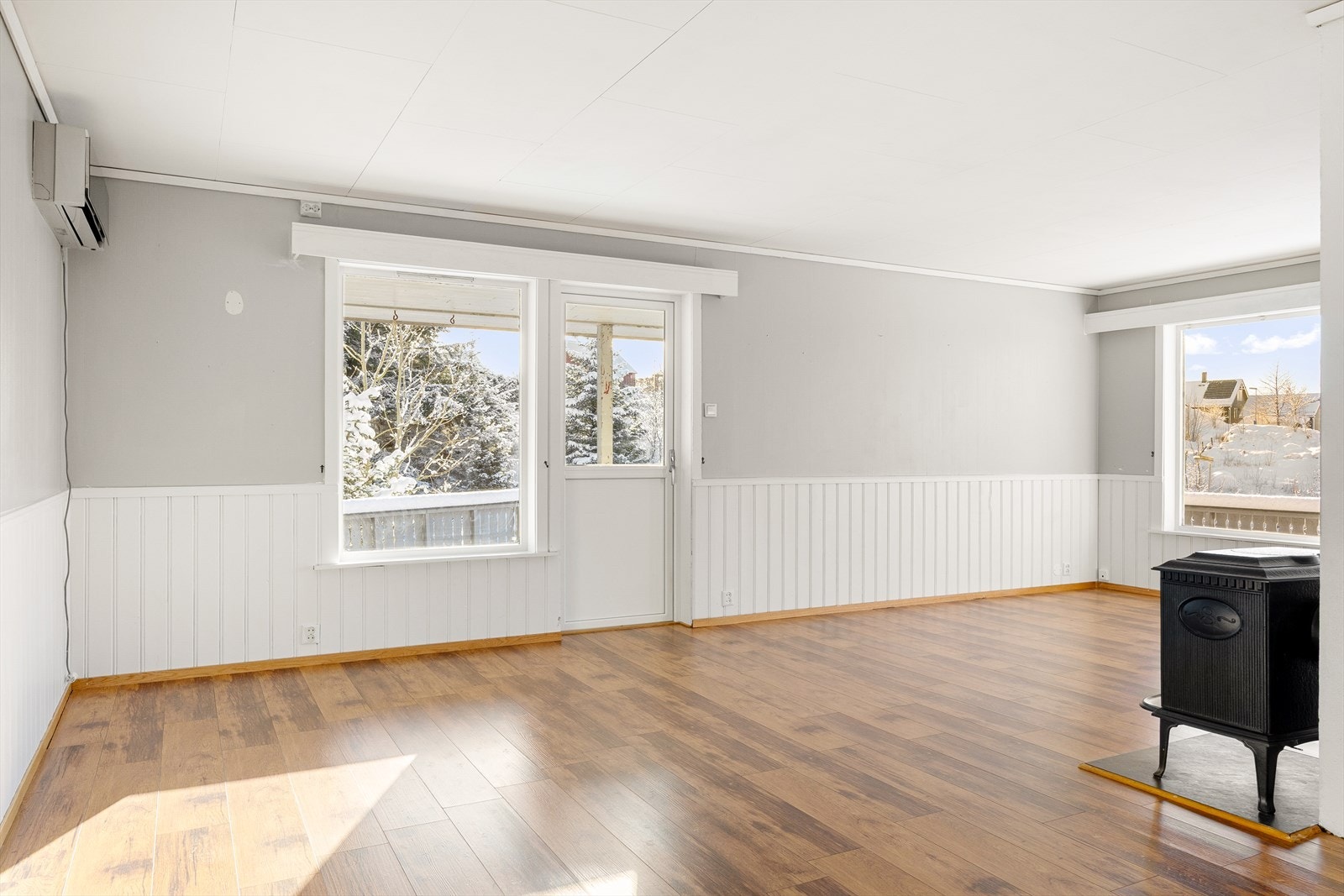 Store vindusflater som slipper inn rikelig med naturlig lys og skaper en innbydende romfølelse. Vedovn i stuen tilfører både varme på kalde dager. Galleribilde