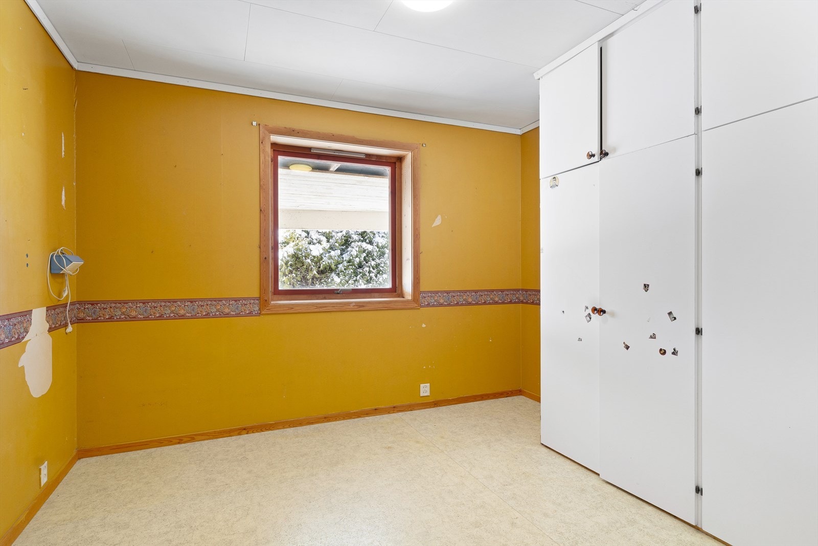 I samme etasje finner du et soverom på 9,5 m². Rommet har god plass til seng og garderobeløsning, og kan brukes som barnerom, gjesterom eller kontor. Galleribilde