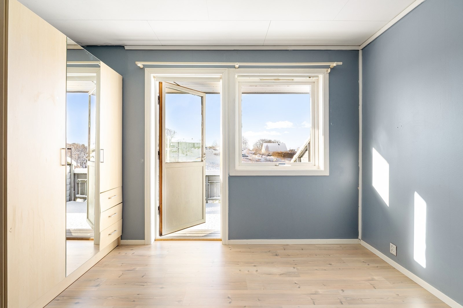 Hovedsoverommet er romslig og gir plass til dobbeltseng, garderobe og annet soveromsmøblement, og har i tillegg direkte utgang til boligens terrasse. Galleribilde