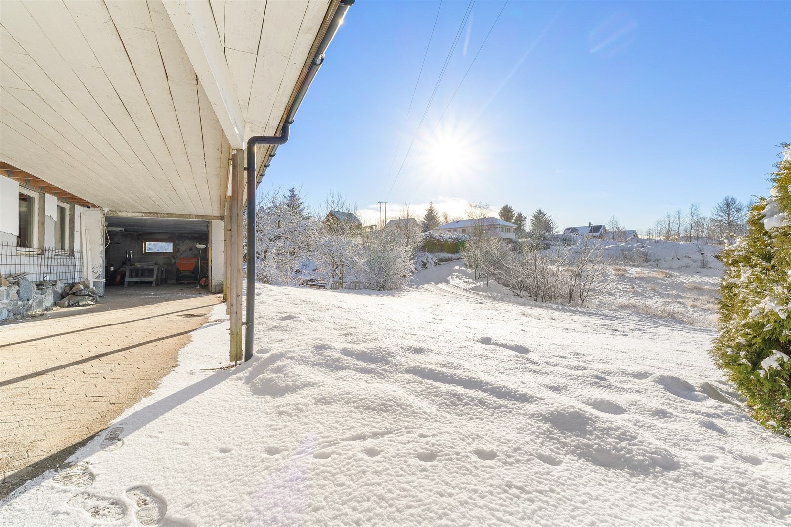 Boligen fremstår med noe lokal etterslep på vedlikehold, men boligen har stort potensial til å bli en innholdsrik og personlig familiebolig. Galleribilde