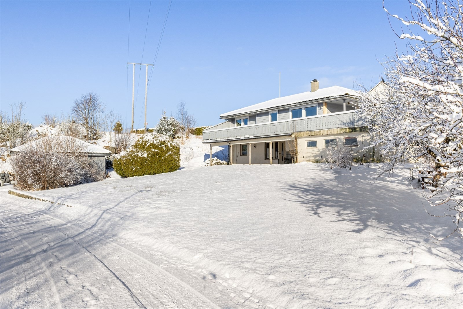 Tomten er romslig på 1 307,6 m² og byr på gode uteområder med plen og rikelig boltreplass Galleribilde