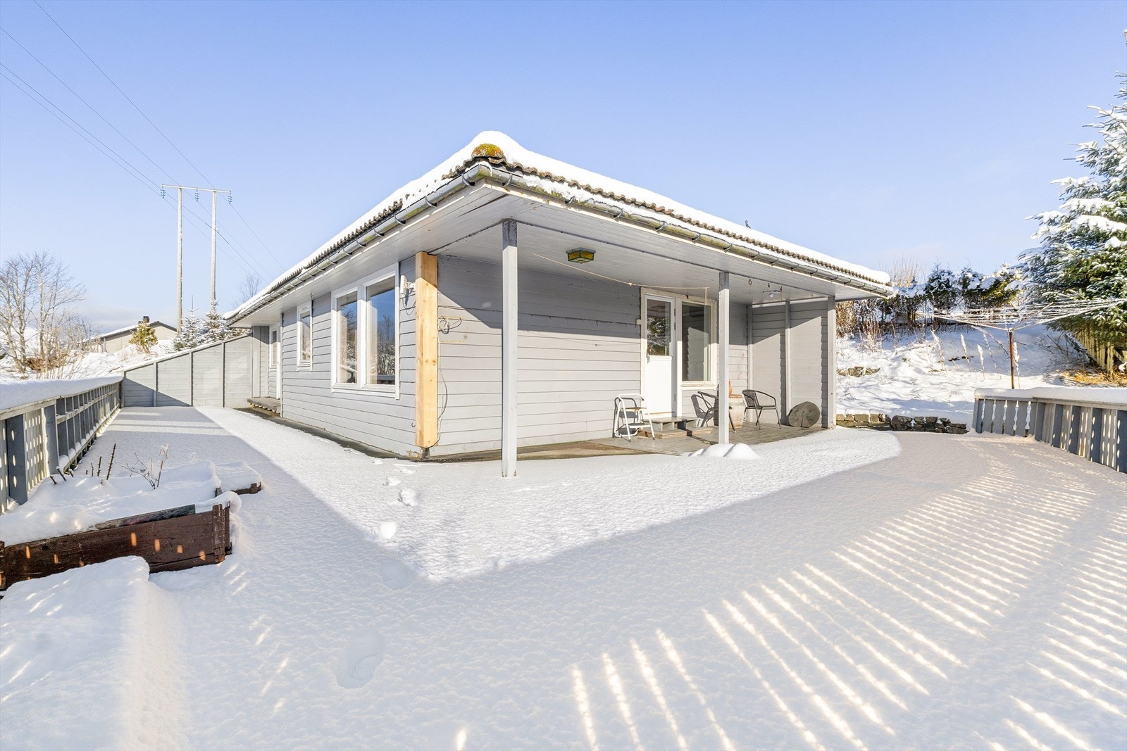 Terrassen er på ca 93 m² og har god plass til ønsket utemøblement, slik at man enkelt kan etablere flere hyggelig soner for avslapning. Galleribilde