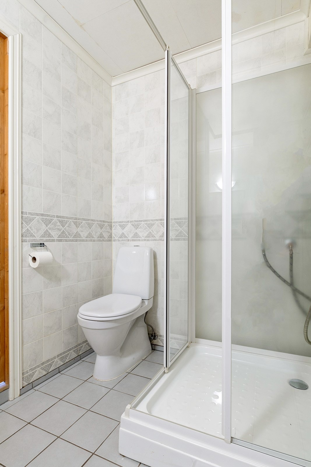 Det har benkeskap med nedfelt servant, speil med integrert belysning, dusjkabinett og toalett fra 2024. Galleribilde