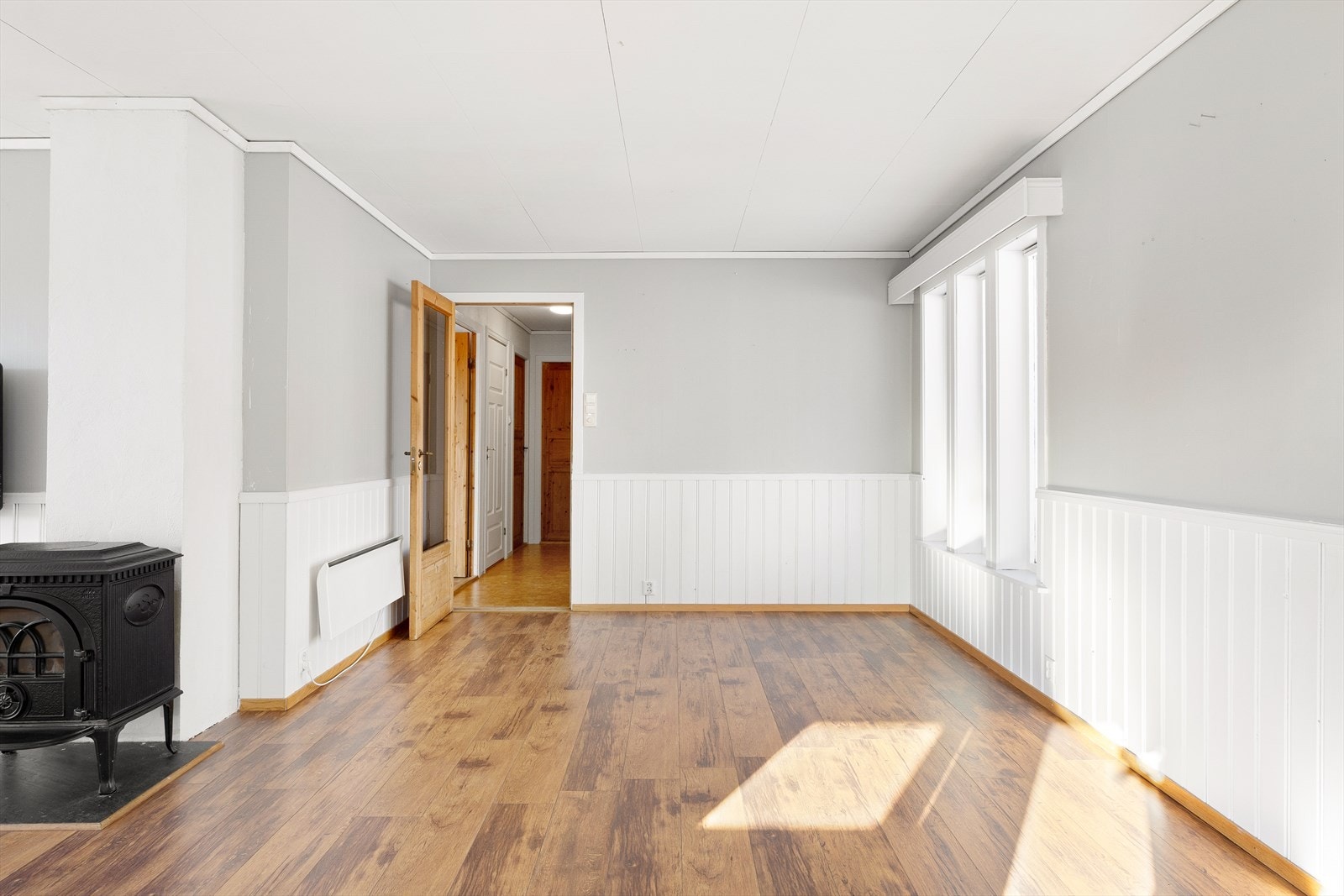 Velkommen opp i boligens 1. etasje. Lys og romslig stue med et areal på 34 m². Galleribilde