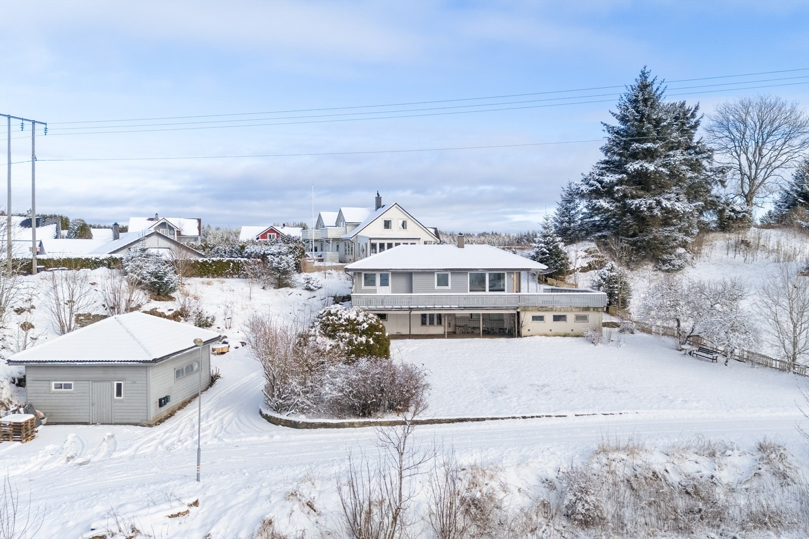 En enebolig med landlig og usjenert beliggenhet i en rolig blindvei, perfekt for barnefamilier. Galleribilde