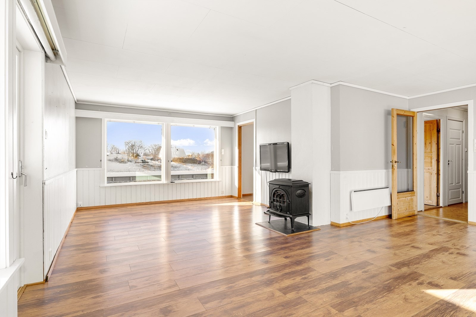 Stuen kan enkelt innredes med sofaseksjon, mediemøblement og spisebord. Galleribilde