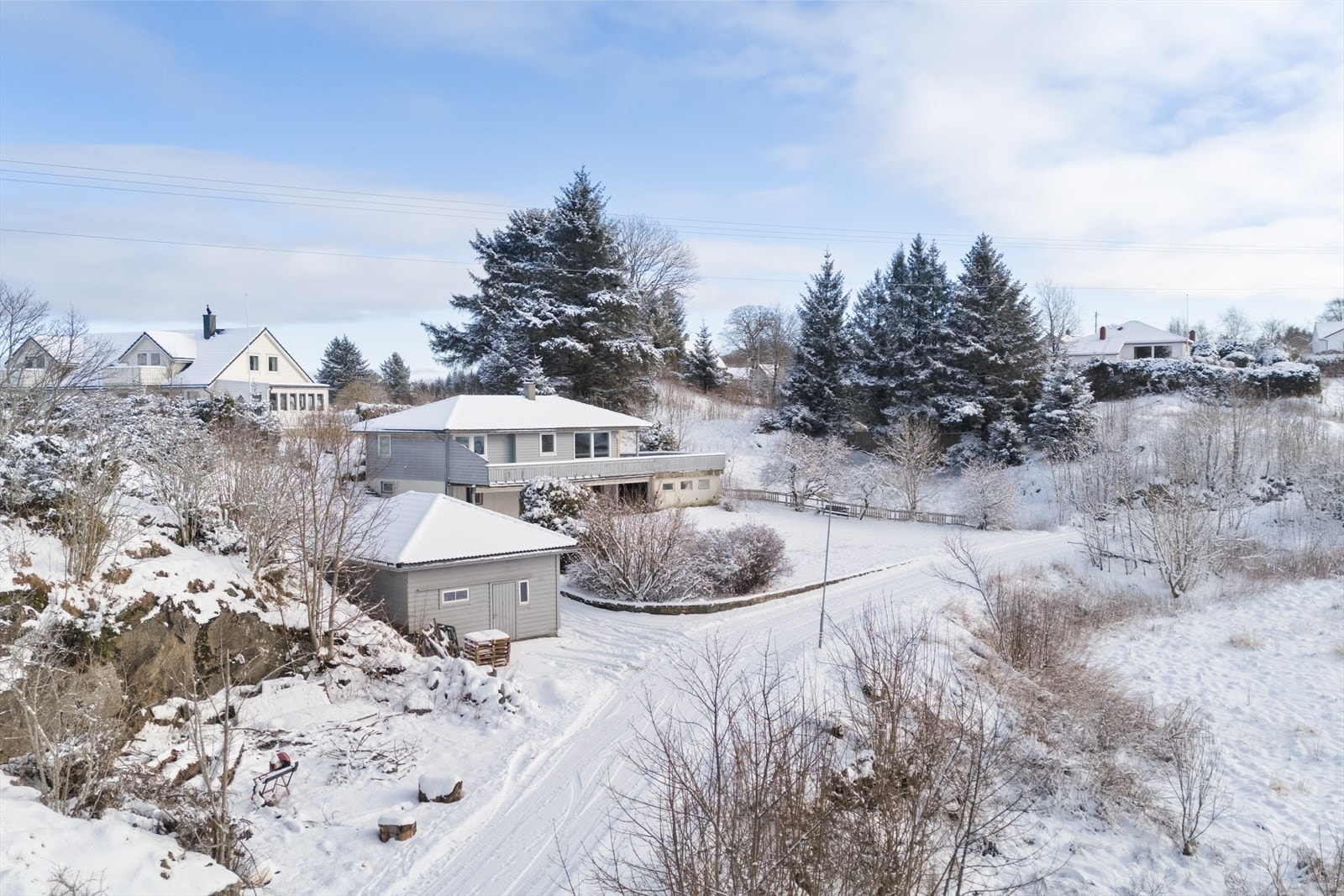 Her bor du fredelig og landlig til, med kort gangavstand til Bunnpris Bøvågen, Bø barnehage og Hordabø skule. Galleribilde