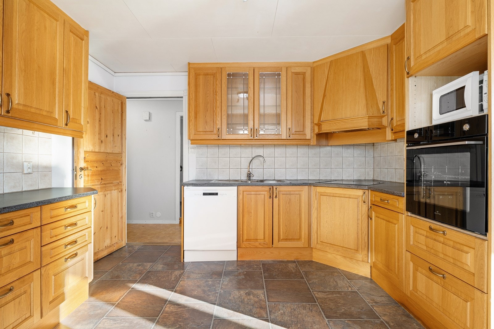 Kjøkkenet er utstyrt med stekeovn, mikrobølgeovn, oppvaskmaskin og kjøleskap. Galleribilde