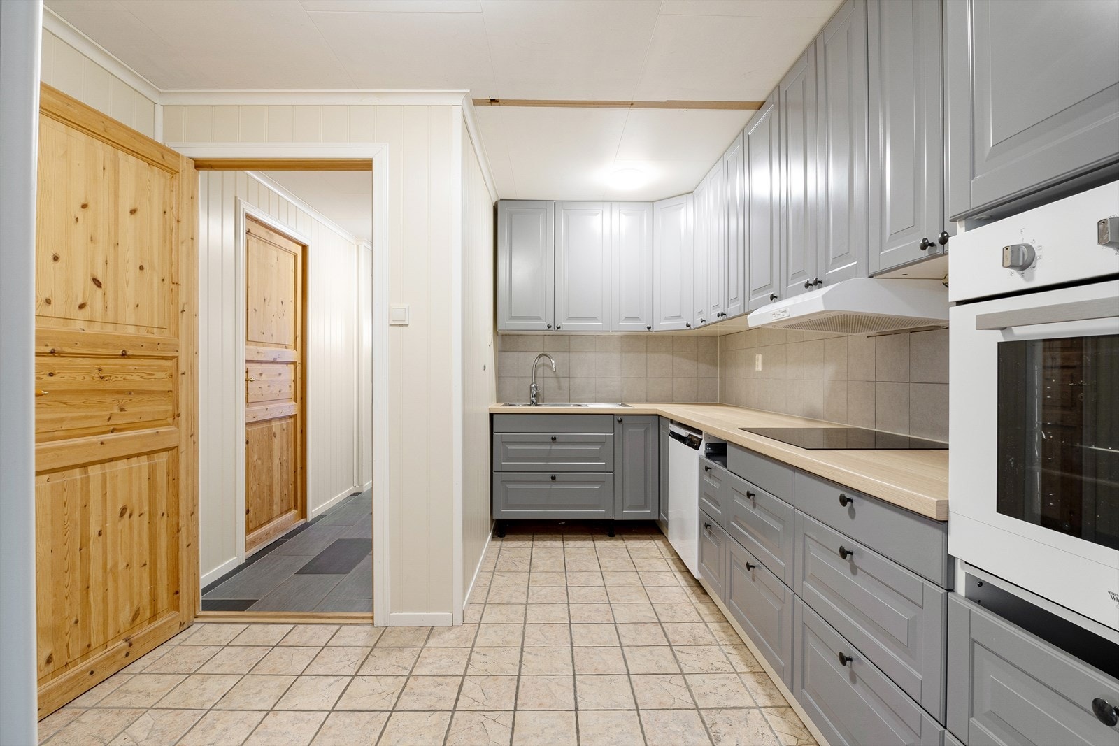 Innredningen byr på rikelig med oppbevaringsplass i både skap og skuffer, og benkeplassen gir gode arbeidsforhold for matlaging og tilberedning. Galleribilde