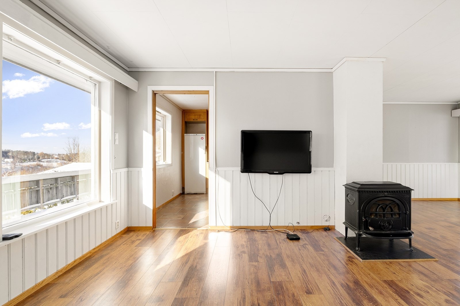 Fra stuen er det direkte adgang til kjøkkenet, noe som gir en åpen og praktisk planløsning. Galleribilde