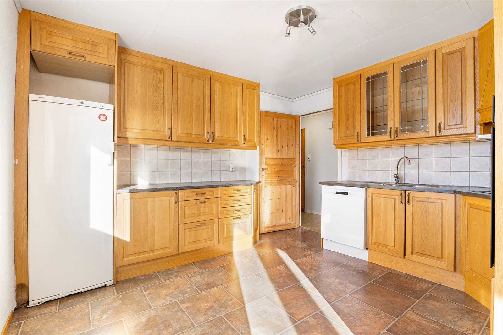 Innredningen har profilerte fronter i heltre som gir et tidløst uttrykk. Galleribilde