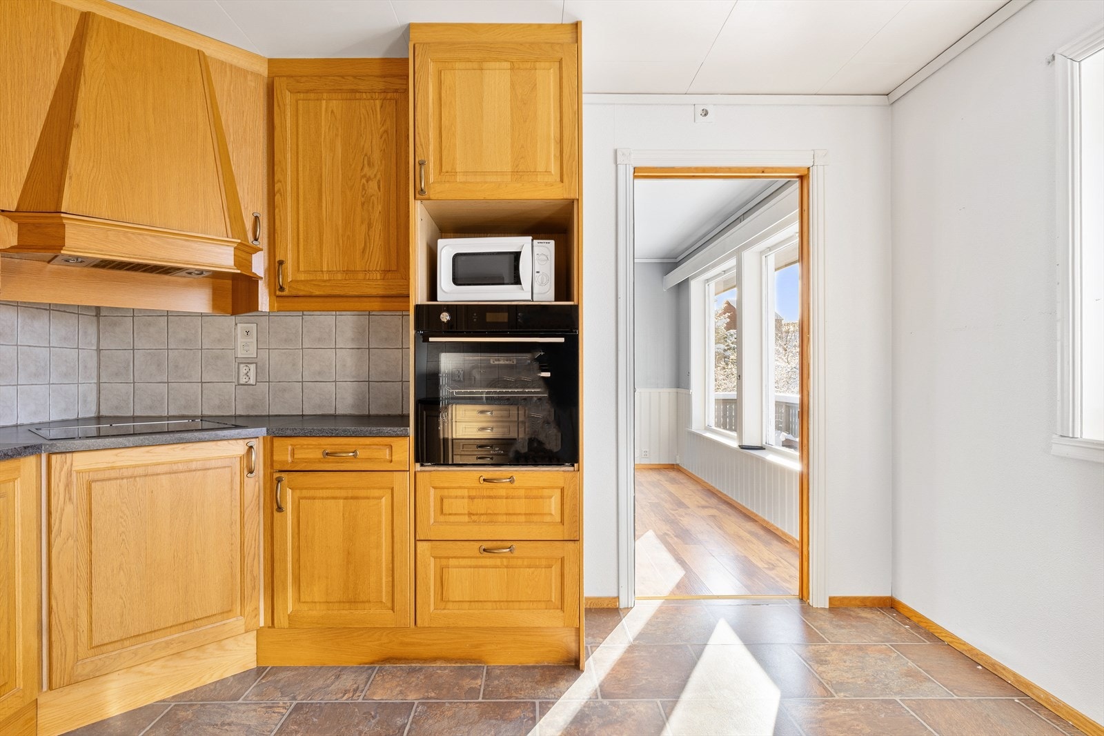 Kjøkkenet i 1. etasje er romslig og har et areal på 13,1 m². Det byr på gode arbeidsflater og rikelig med oppbevaringsplass. Galleribilde