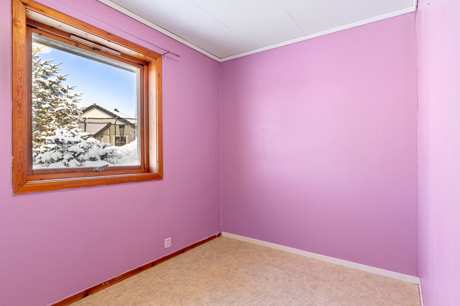 Et lyst soverom som egner seg perfekt som barnerom, og som kan friskes opp etter egne ønsker. Galleribilde