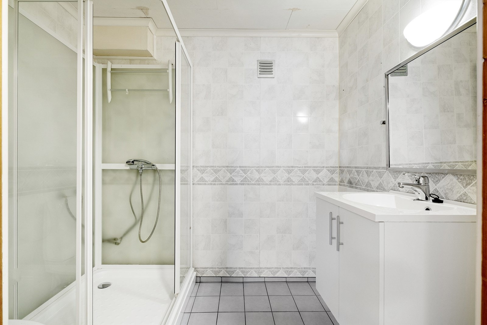 Badet i denne etasjen har et areal på 3,9 m² og er funksjonelt innredet. Galleribilde