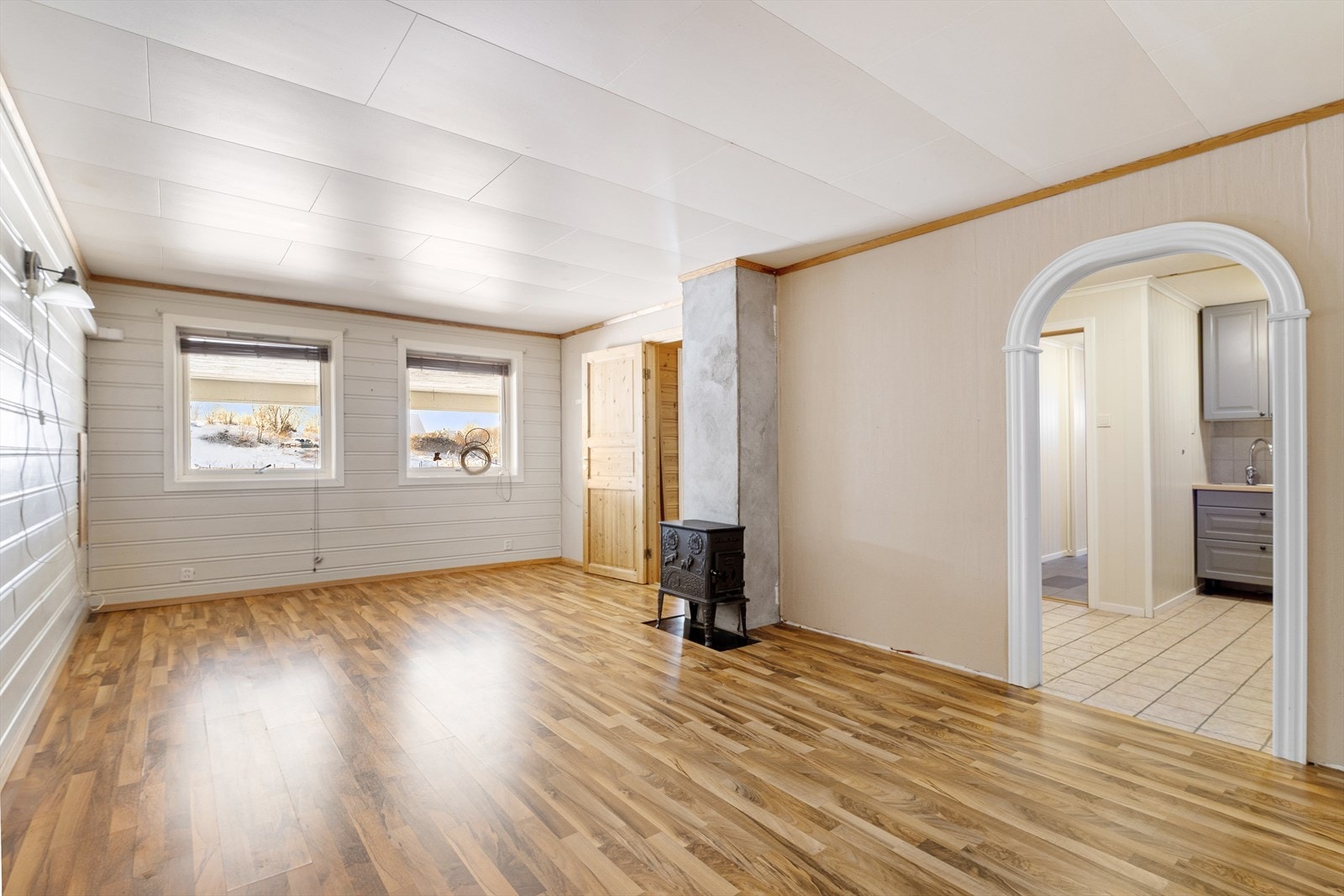 Stuen i underetasjen har et areal på 22,8 m² og byr på gode innredningsmuligheter. Her er det plass til både sofaseksjon, spisegruppe og mediemøblement. Galleribilde