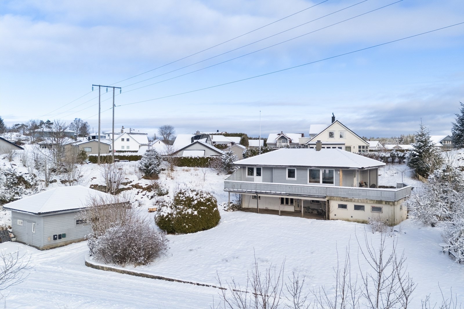 Eiendommen har en barnevennlig og attraktiv beliggenhet i et rolig og veletablert boligområde i Bøvågen. Galleribilde