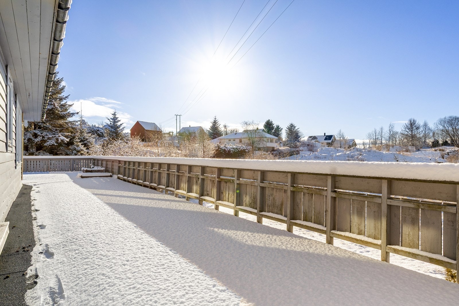 Utsikt fra soverommet. Sommerstid får du sol fra tidlig morgen til sen kveld, ideelt for de som er glad i sol. Galleribilde
