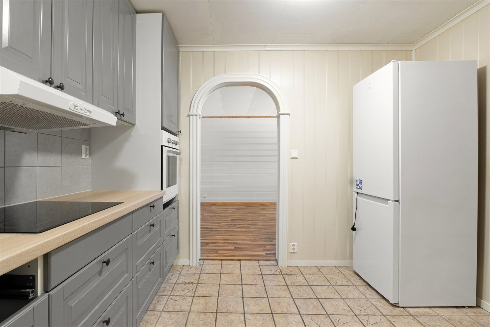 Kjøkkenet i underetasjen har grå, profilerte fronter som gir et moderne og stilrent uttrykk. Galleribilde