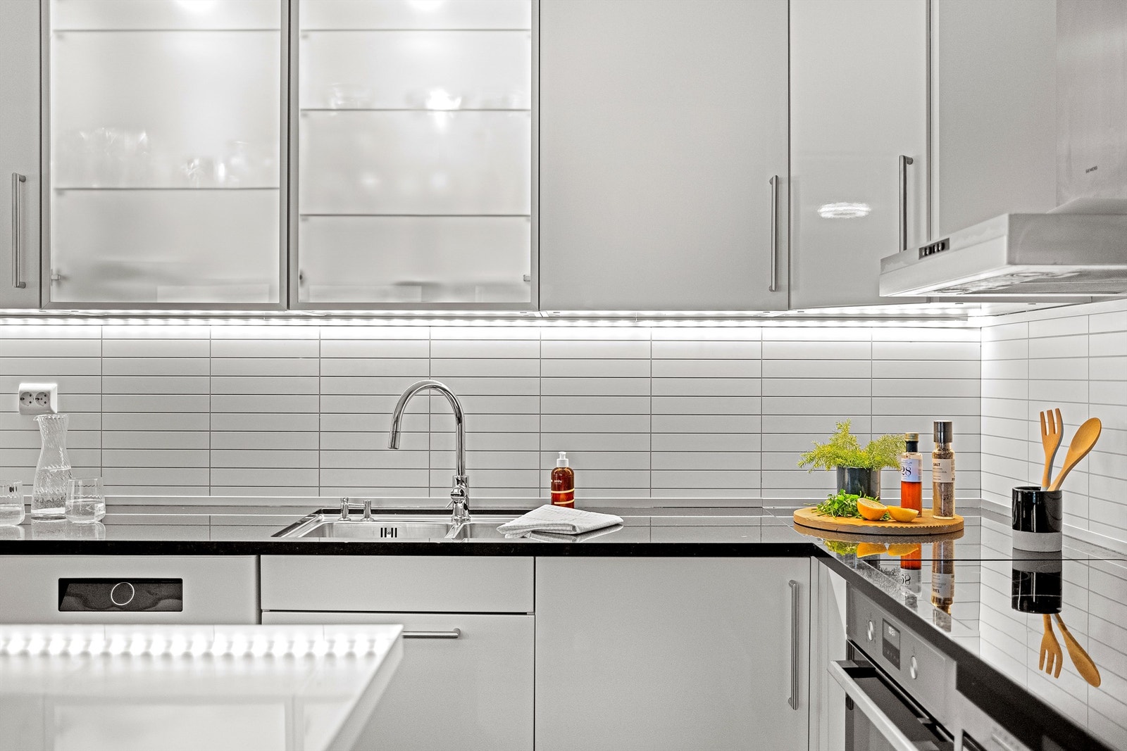 Rikelig med skap og benkeplass. Galleribilde