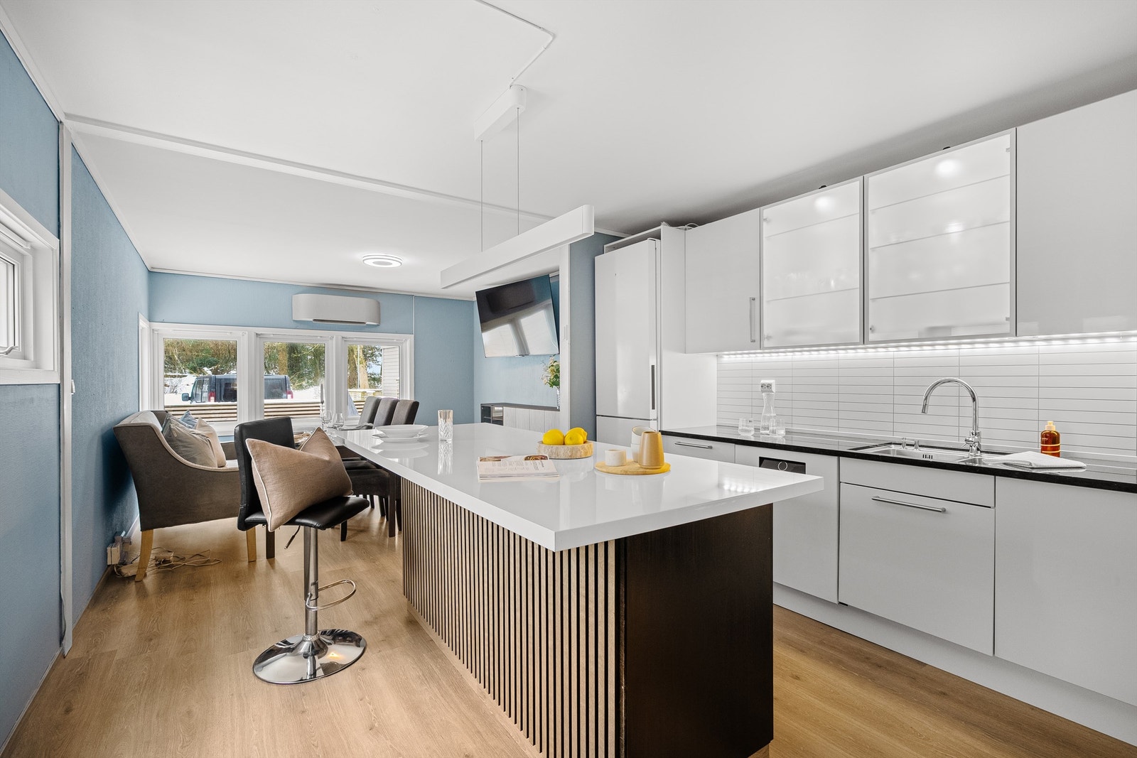 Lekkert kjøkken med praktisk kjøkkenøy. Galleribilde