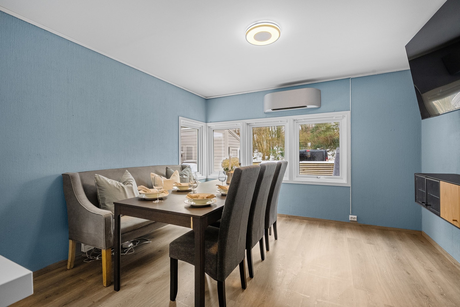 Stor spisestue med god plass til møblement. Galleribilde