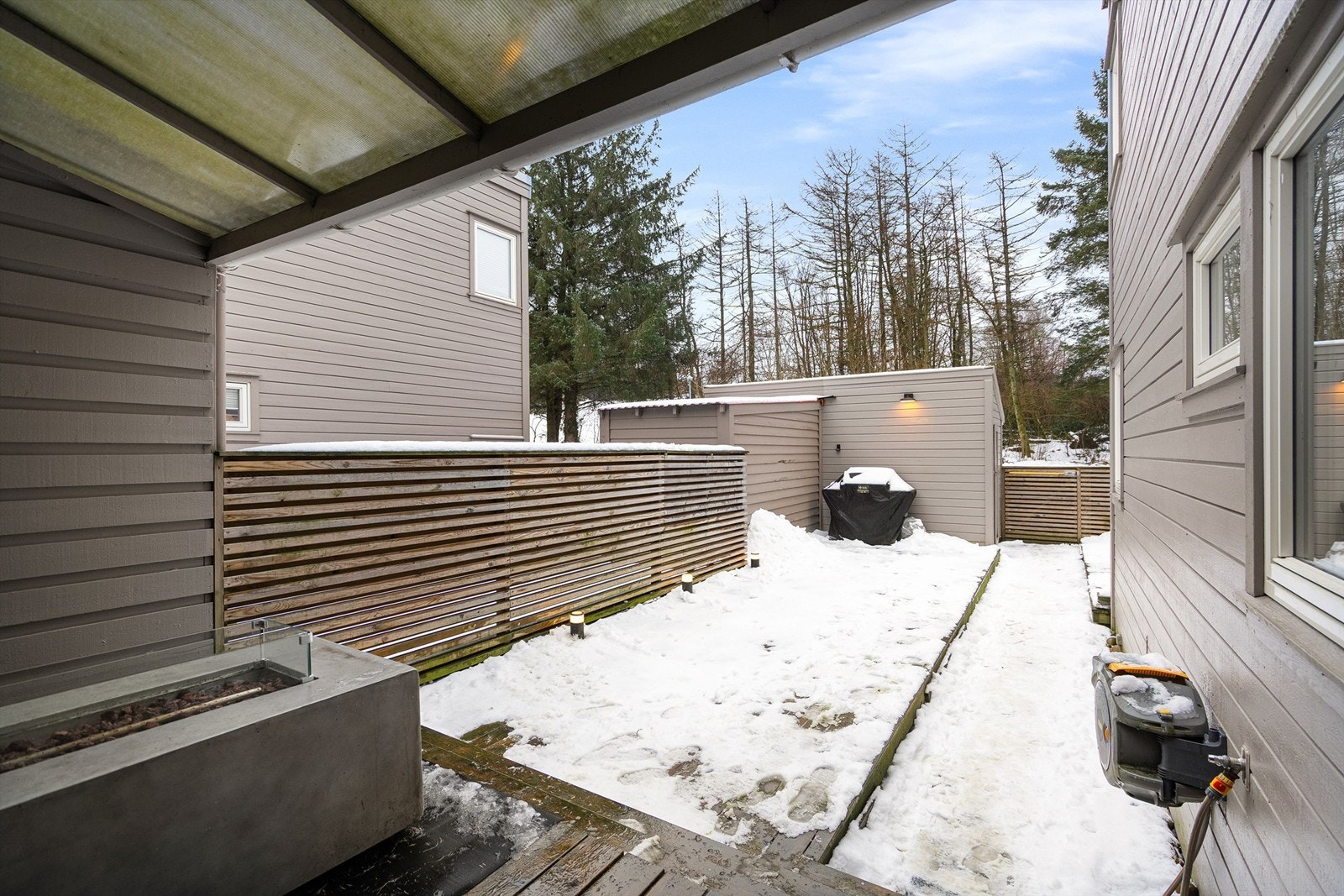 Hage/uteområde ved inngangsparti. Galleribilde