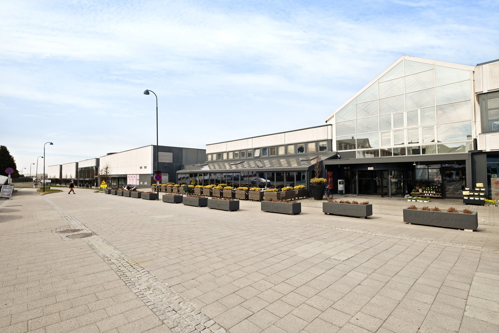 Madla Amfi like i nærheten med alle dens servicetilbud. Galleribilde