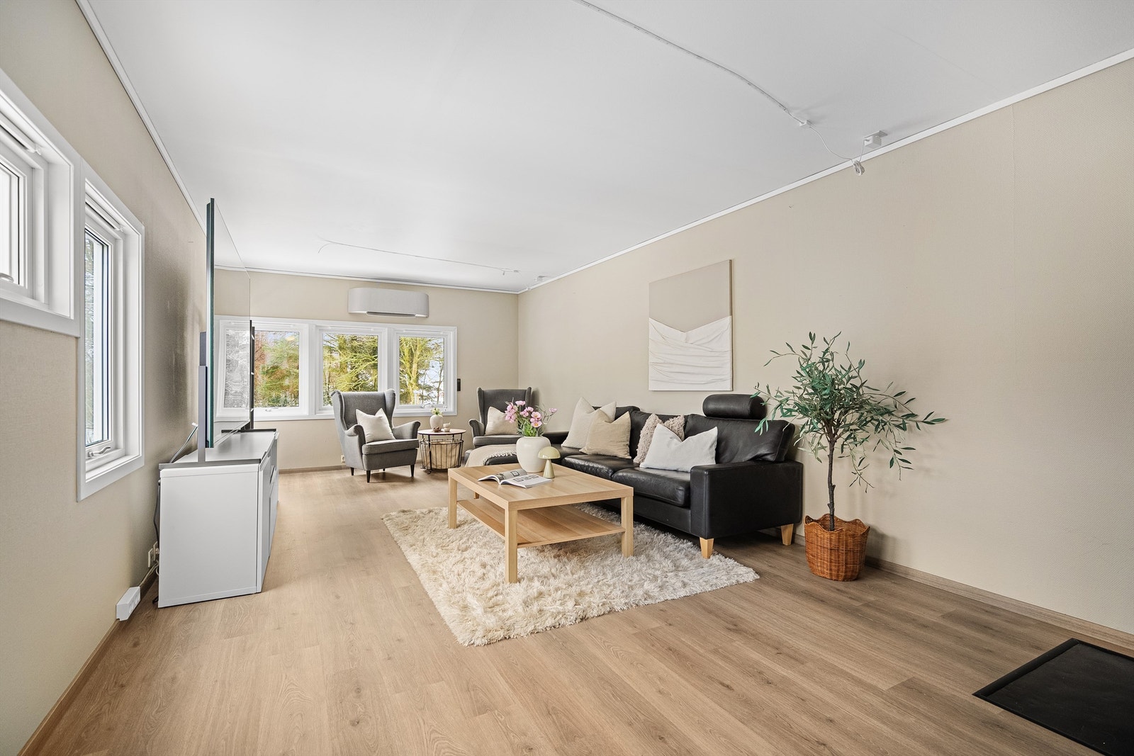 Lys og luftig stue med god plass til møblement. Galleribilde