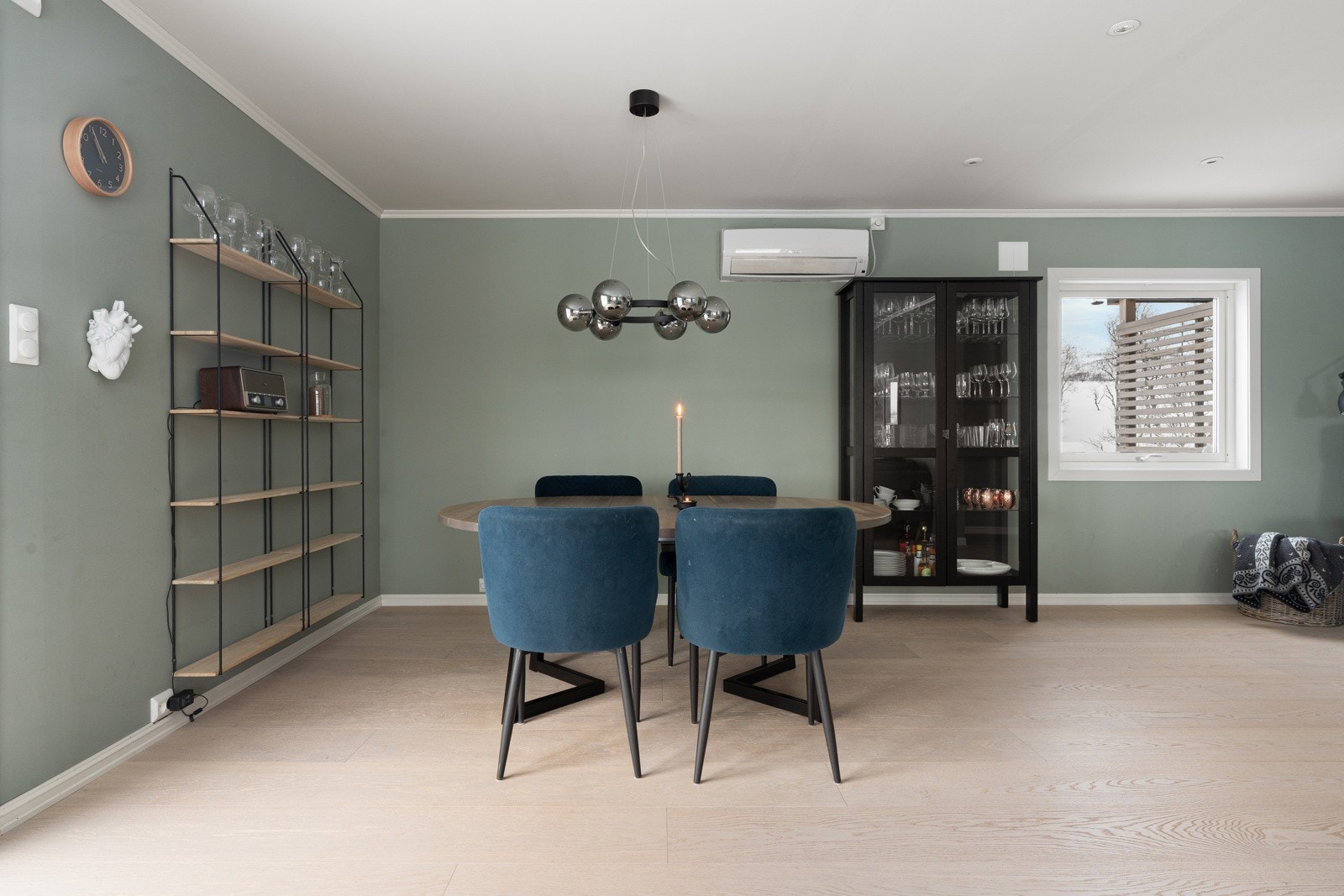 Det er installert varmepumpe luft til luft på plan 1 (i stue). Galleribilde