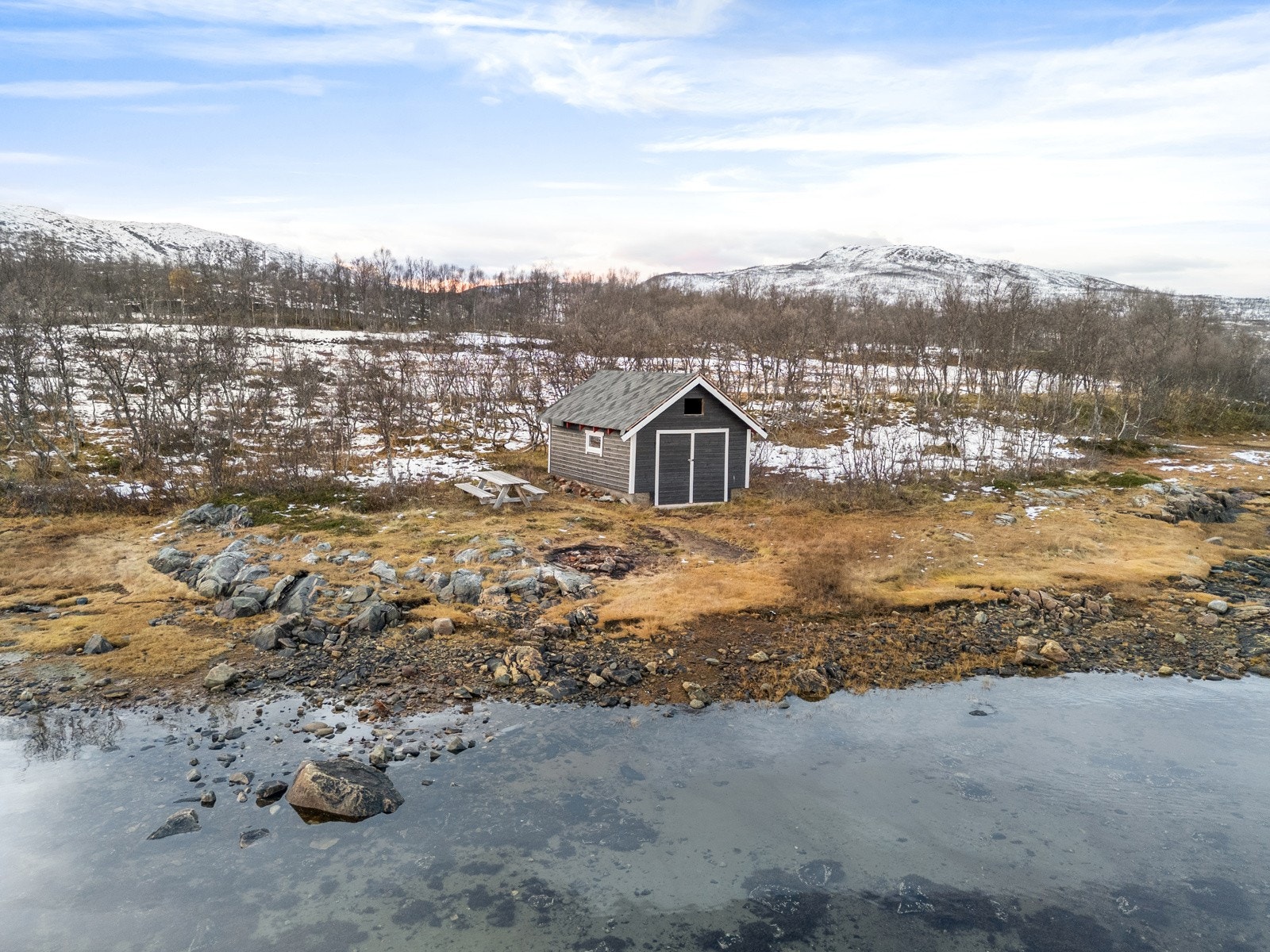 Eiendommen har tinglyst adkomst til sjøen og tinglyst båtplass i naust. Galleribilde
