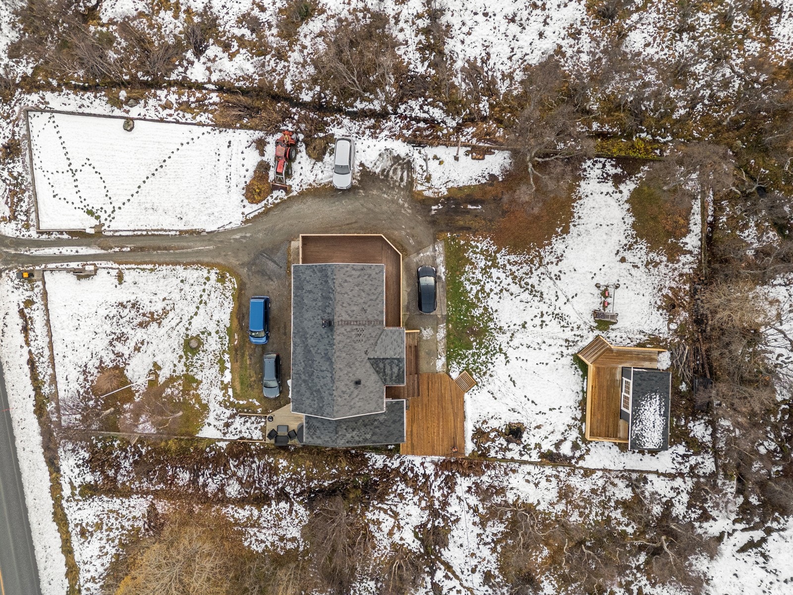 Godt med parkering både i garasje og på egen tomt. Galleribilde