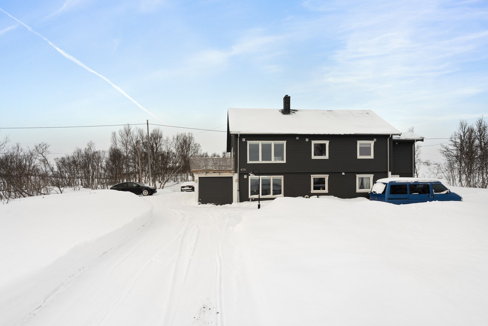 Idyllisk beliggende i Finnvika, med sjø, fjell og friområder rett utenfor døren. Galleribilde