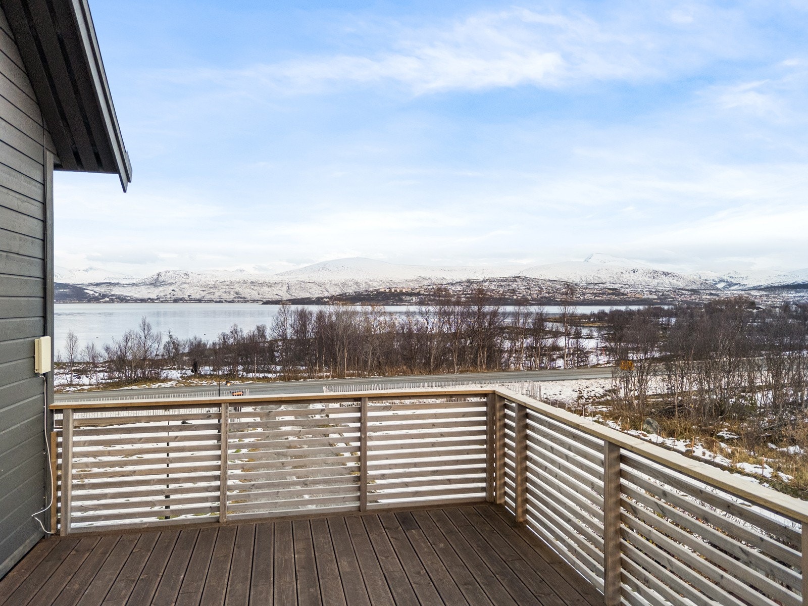 Fantastisk utsikt fra både stue og veranda. Galleribilde