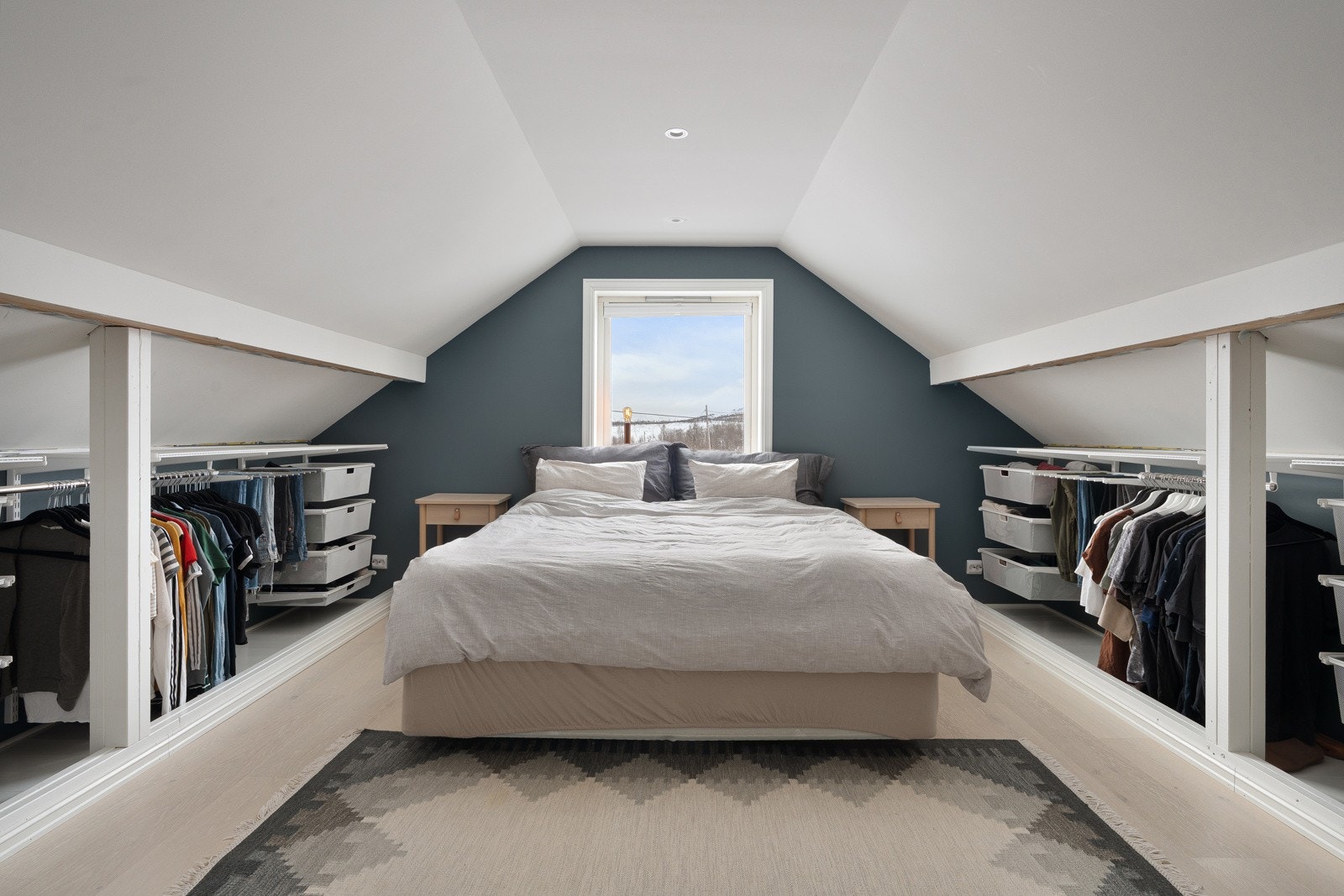 Det er etablert rom på loft som benyttes som soverom av dagens eier. Galleribilde