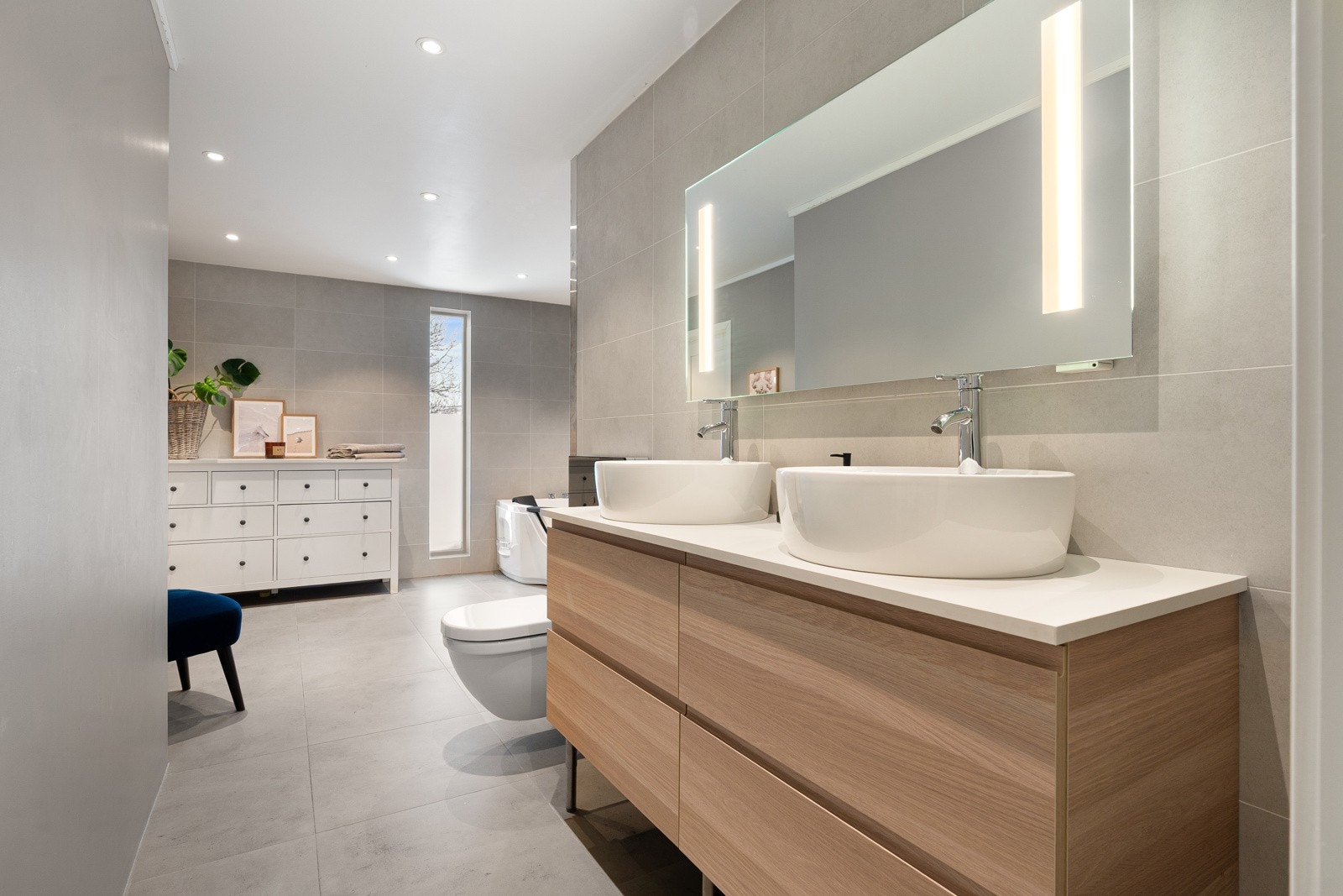 Meget romslig og delikat baderom med badekar. Galleribilde