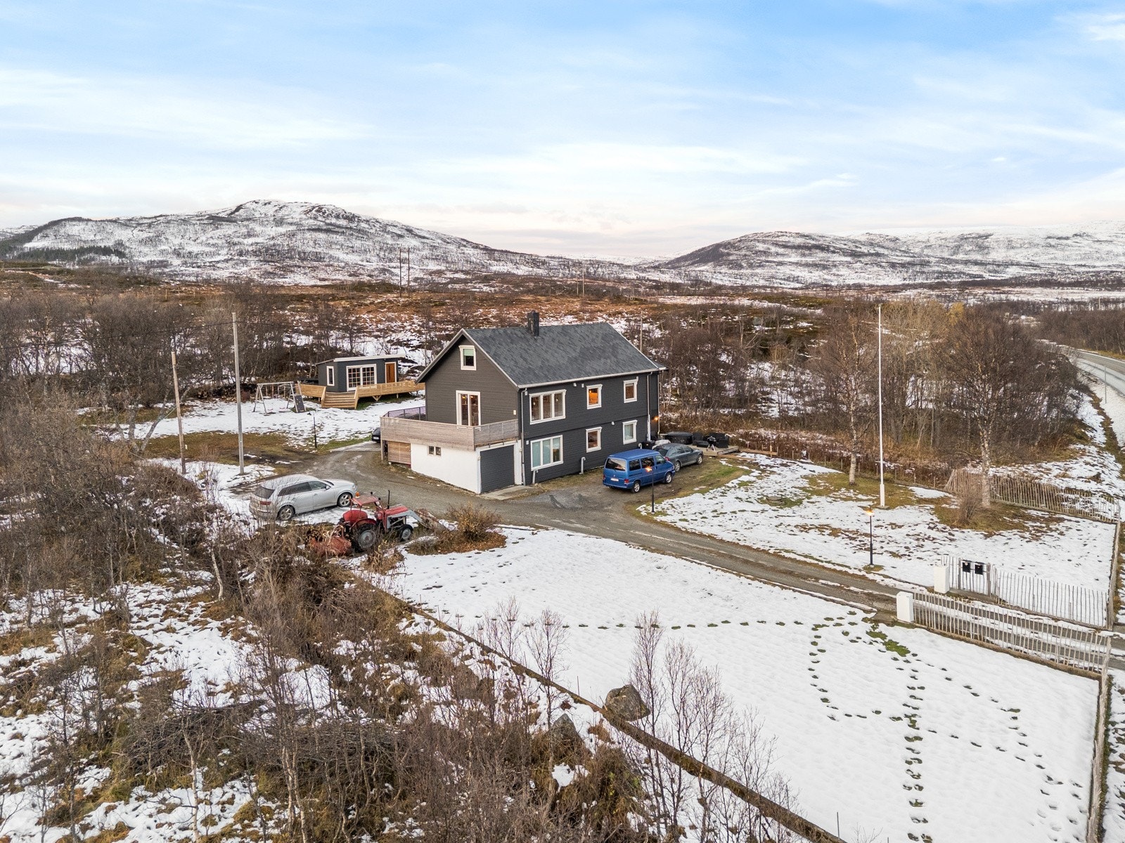 Eiendommen ligger attraktivt til like forbi avkjøringen til Finnvikdalen, ca. 5 km nord for Kvaløysletta. Galleribilde