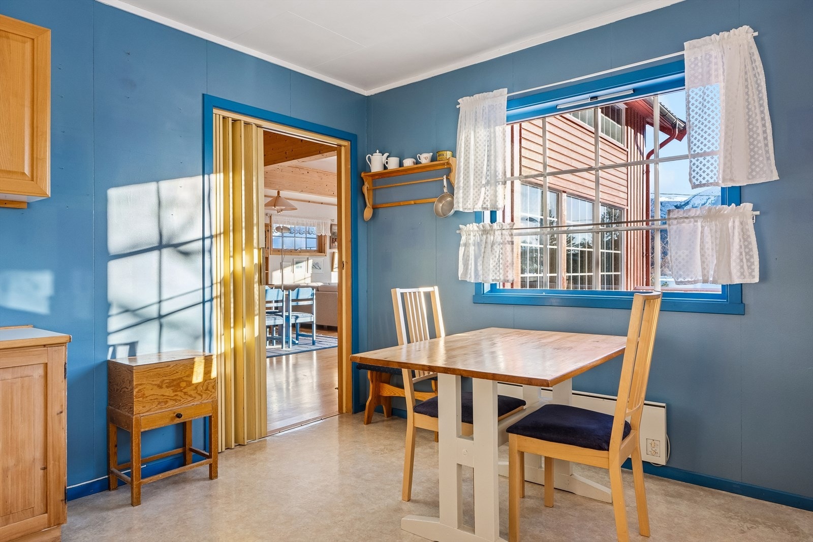 Adskilt kjøkken i hovedleiligheten på ca. 16 kvm. Belegg på gulv og malte plater på vegger. Galleribilde