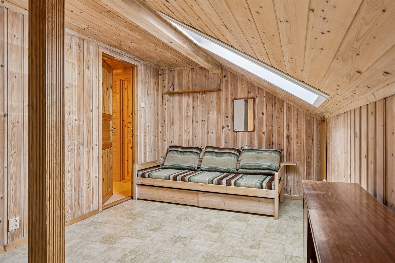 Her er det belegg på gulv og panel på vegger. Galleribilde