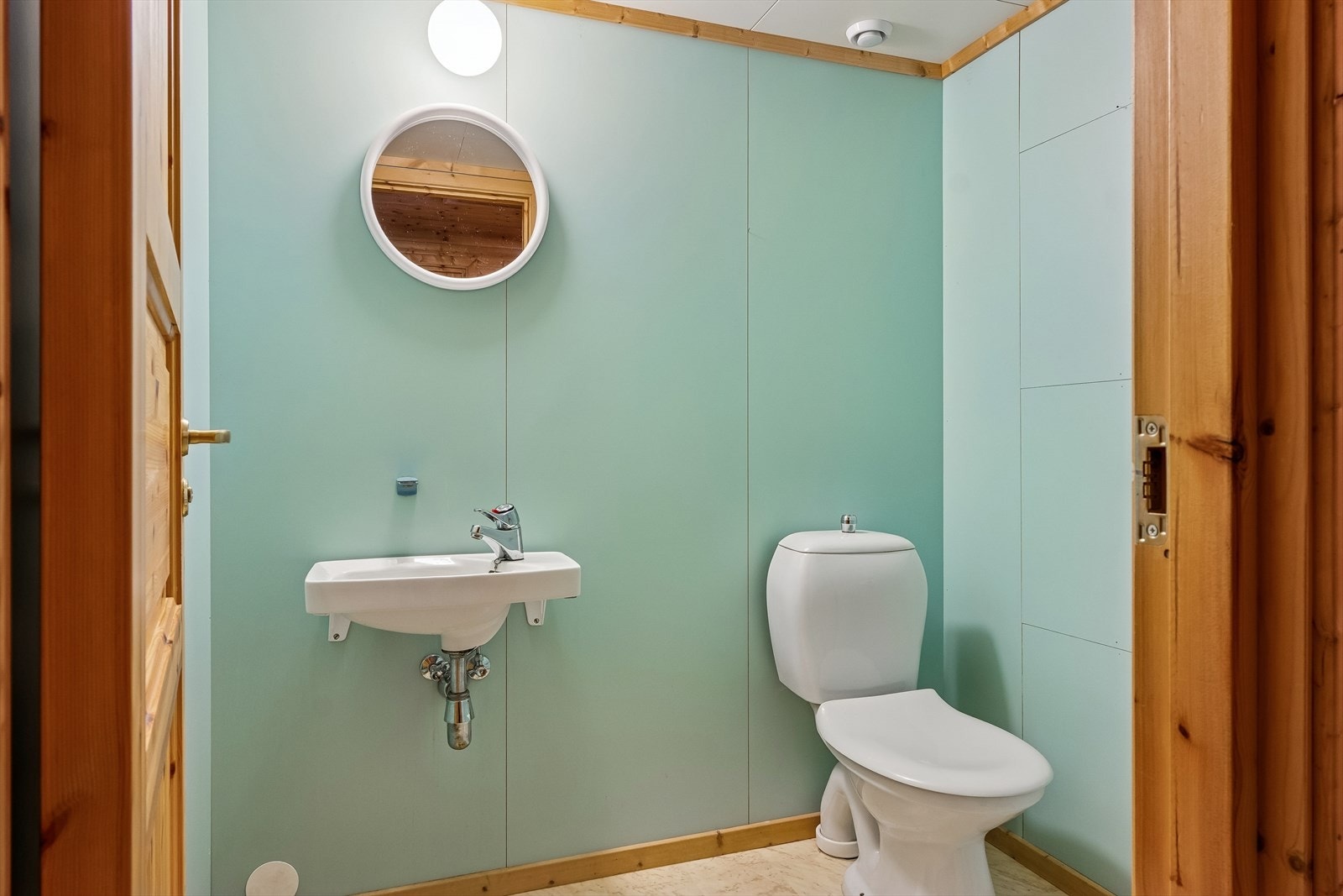 Praktisk separat toalettrom. Galleribilde