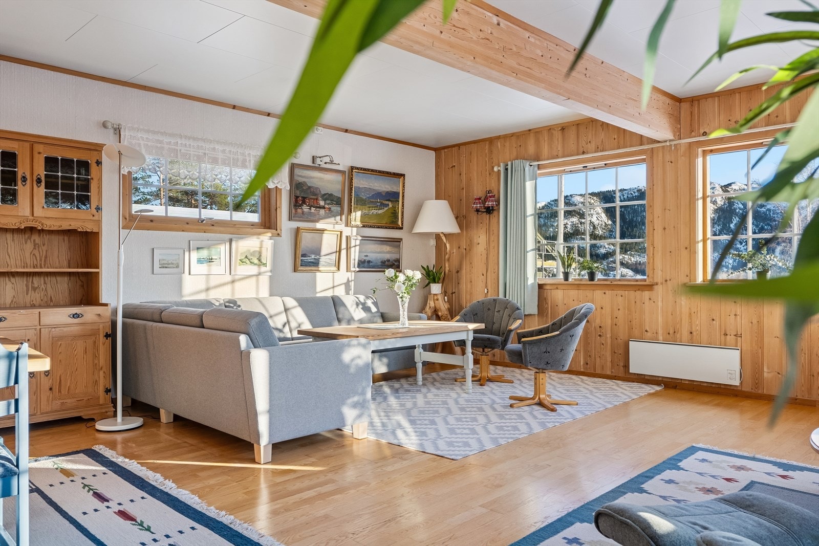 Hovedleiligheten har to gode stuer. Stuen i 1. etasje er på hele 58,5 kvm og byr på gode møbleringsmuligheter. Galleribilde