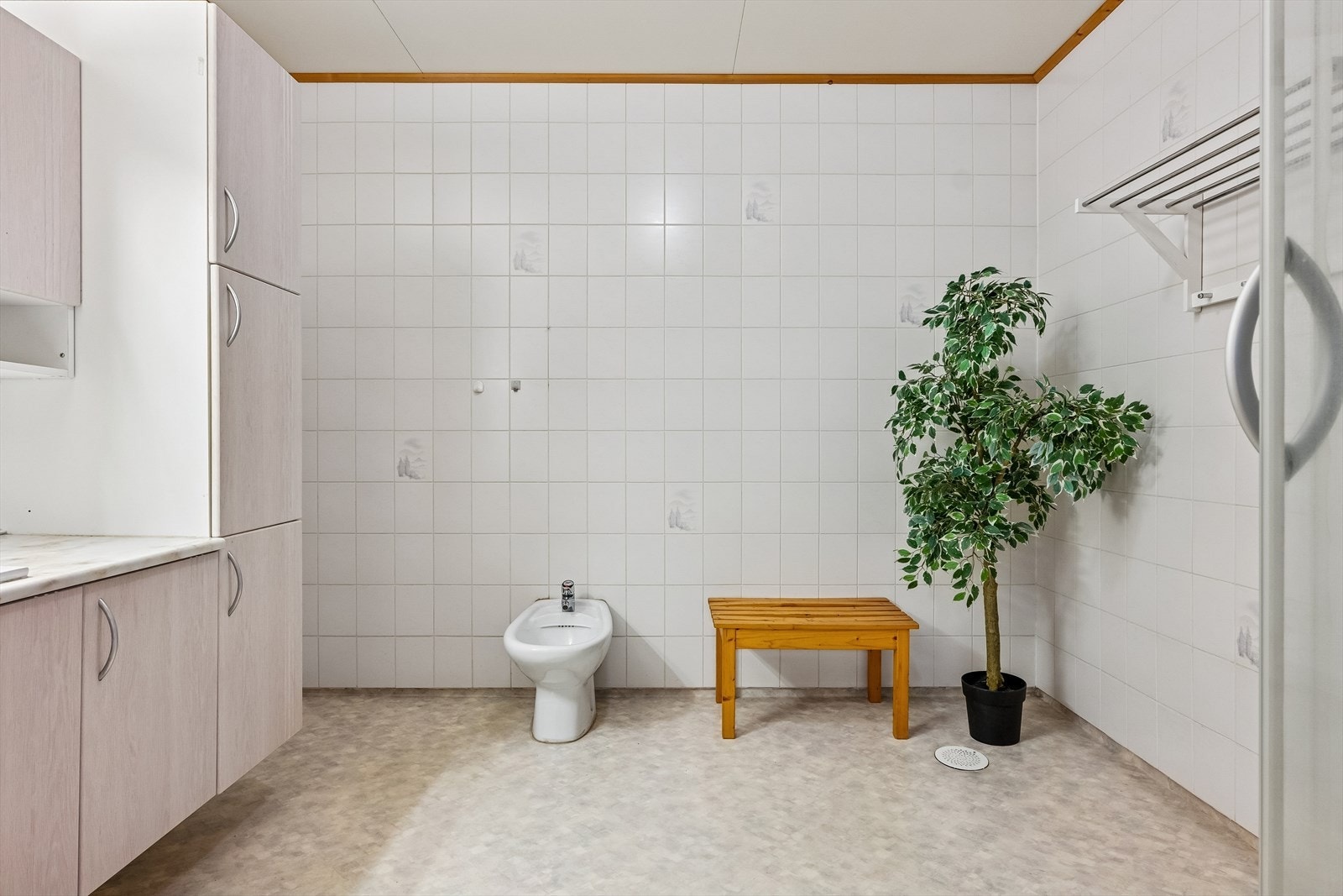 Badet er utstyrt med servantskap, dusjkabinett og bide. Galleribilde