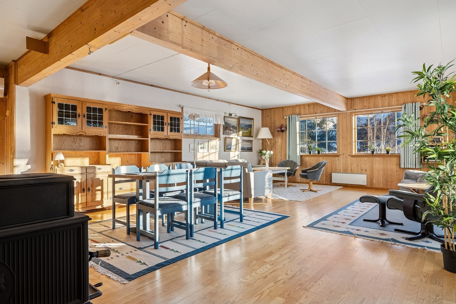 God plass til spisebord med tilhørende møblement. Galleribilde