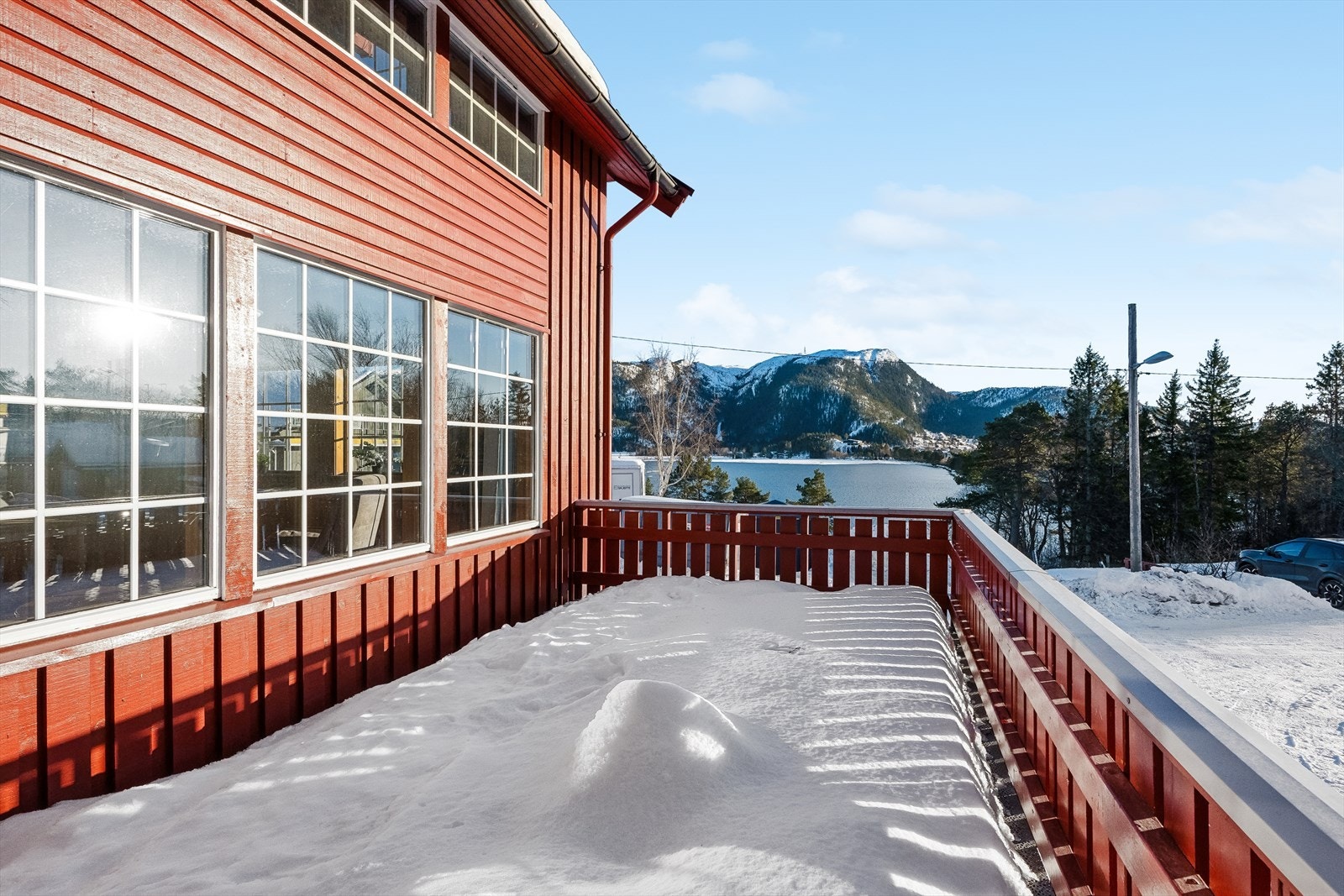 Boligen har to balkonger med god plass til ønsket møblement. Her får du flott utsikt utover utløpet av Namsen. Galleribilde