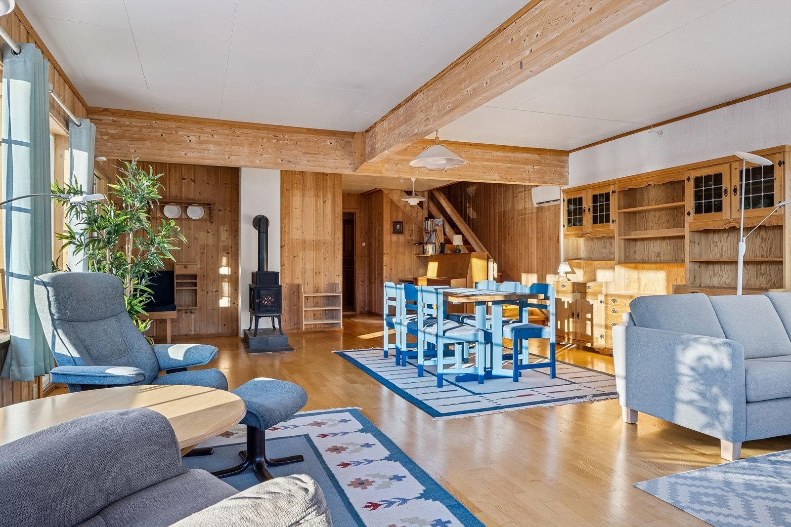 Hovedleiligheten varmes opp via både elektrisitet, vedfyring og varmepumpe. Det er montert vedovn i både 1 og 2 etasje. Galleribilde