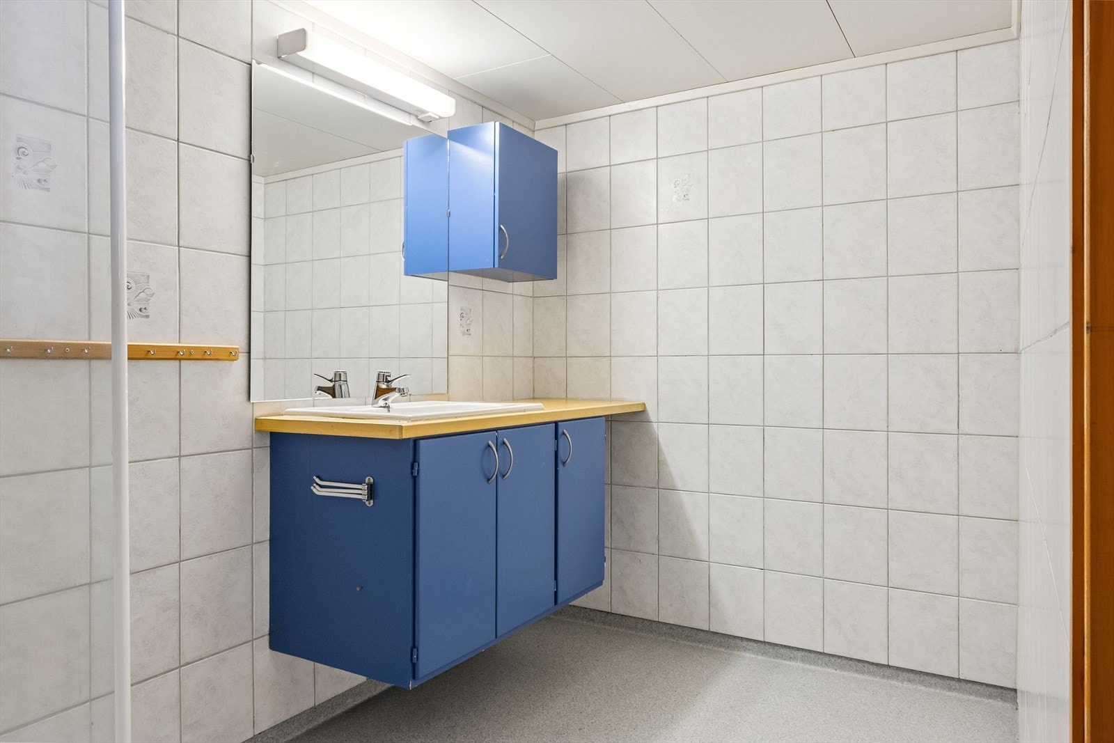 Her er det belegg på gulv og flis på vegger. Galleribilde