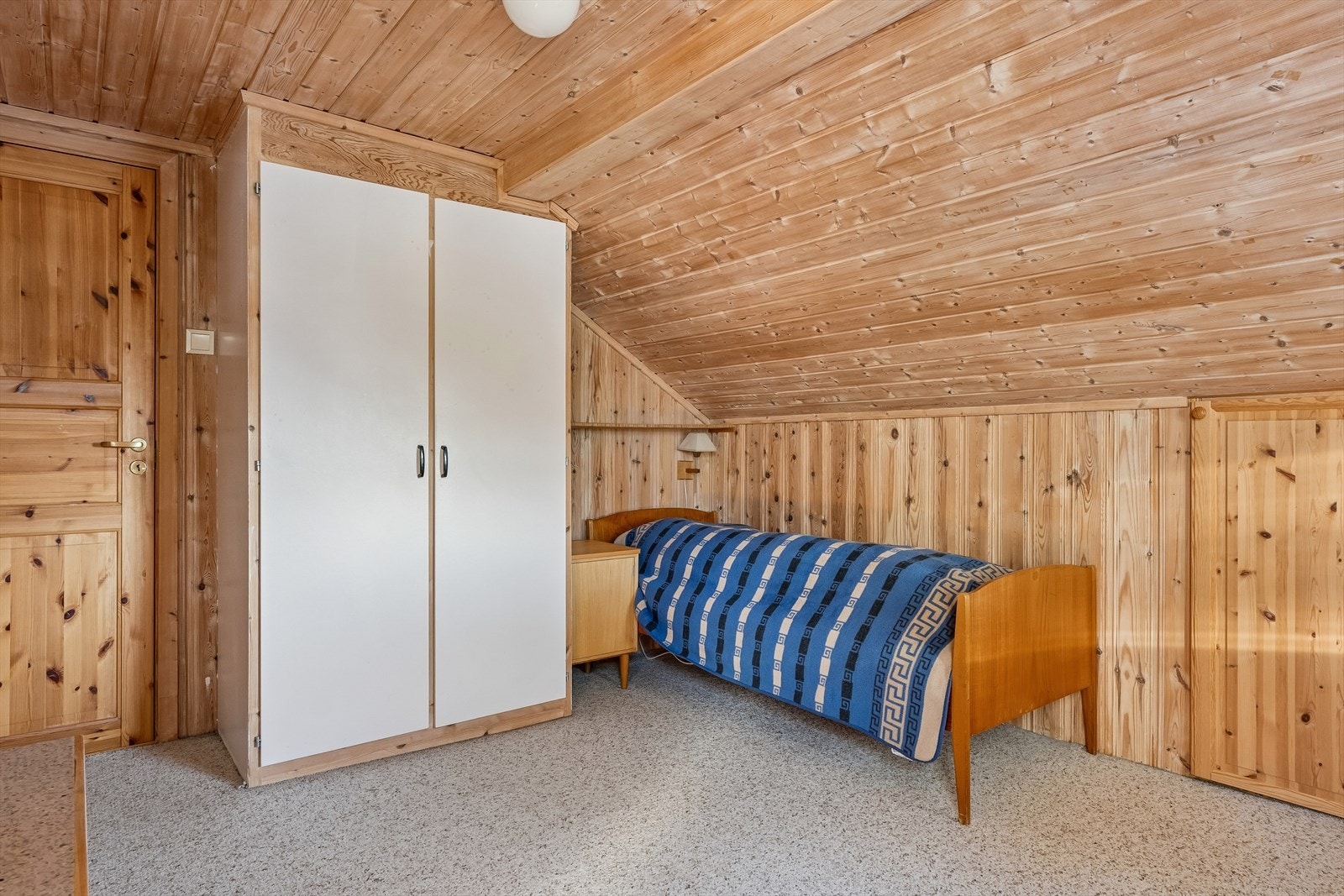 Soverommene i 2. etasje er på henholdsvis ca. 12,5 kvm, 11 kvm og 10,5 kvm. Galleribilde